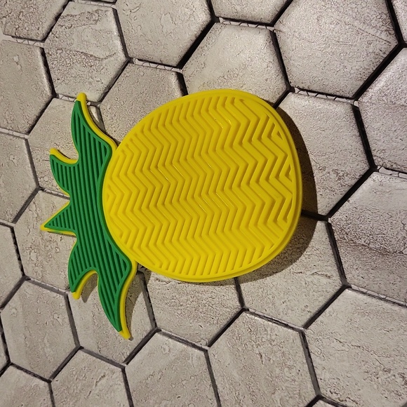 None Other - Pineapple Makeup Brush Cleaning Mat
